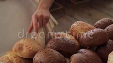 面包师手工品尝新鲜面包